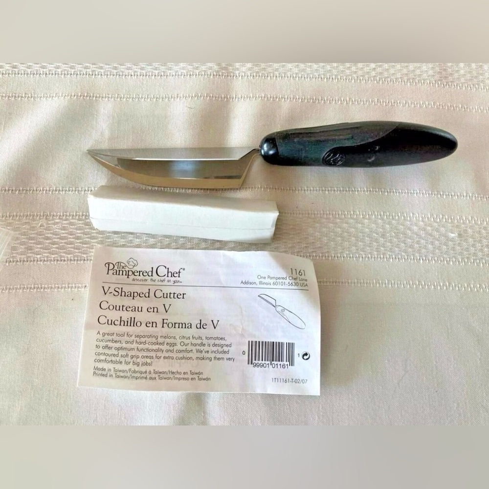 The pampered chef v shaped cutter NIB #1161